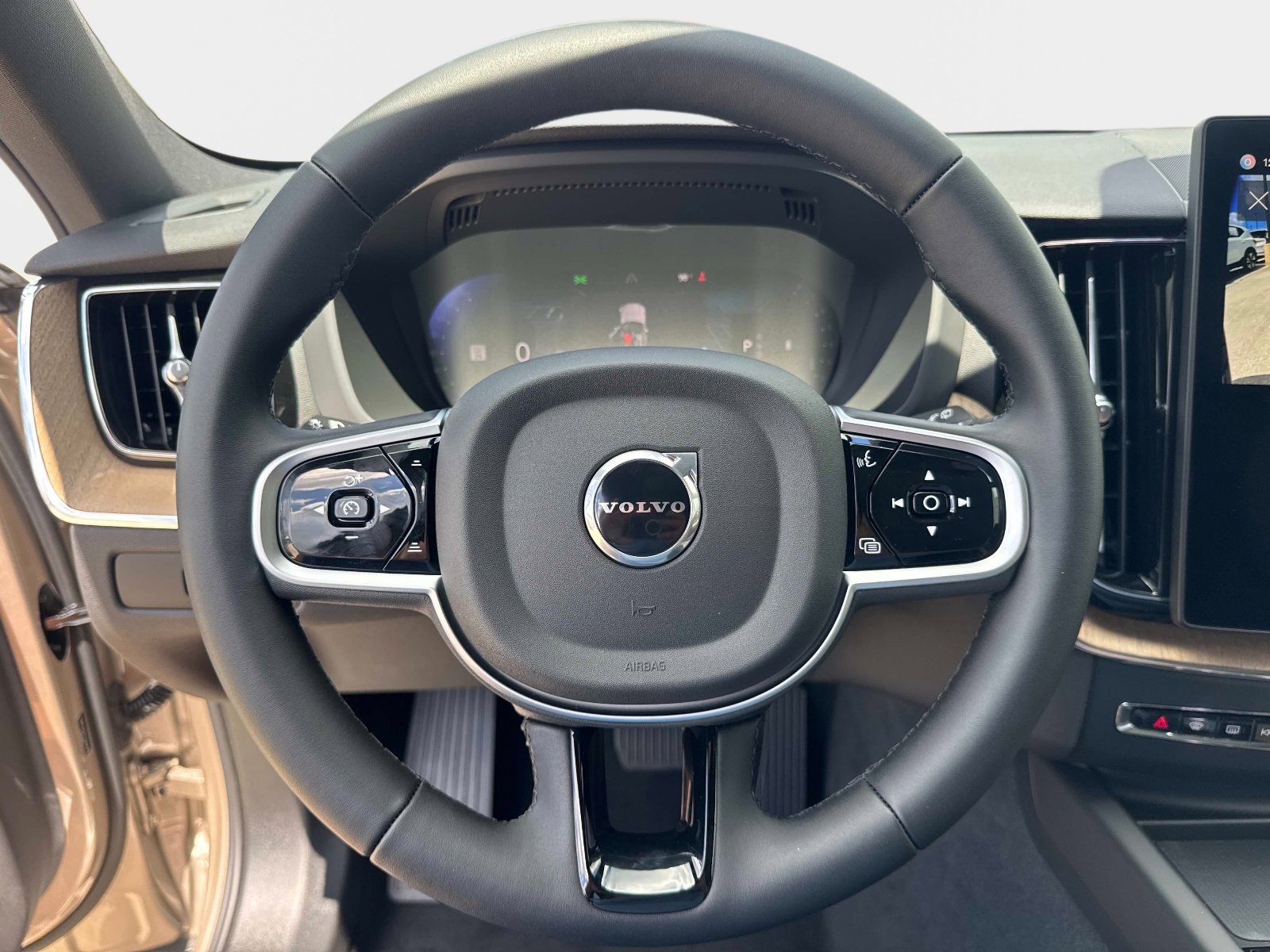 2026 Volvo XC60 Plus - Photo 28