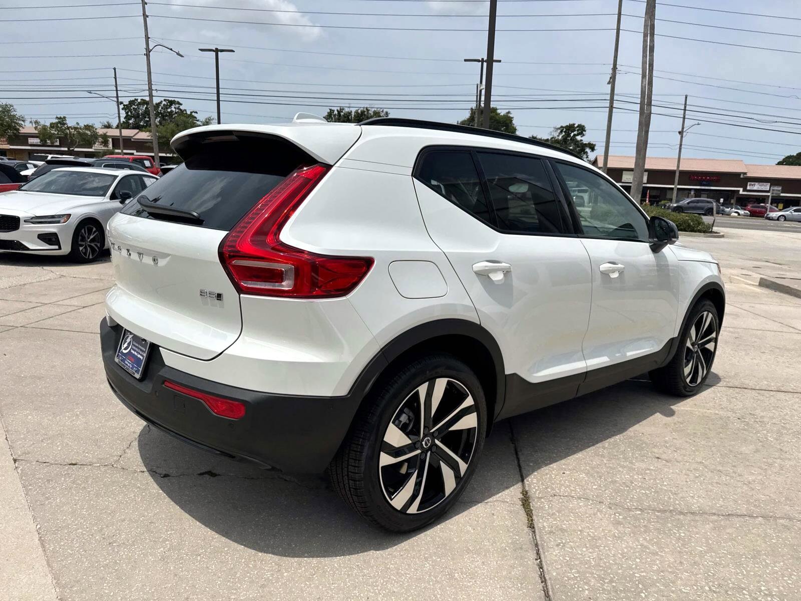 2025 Volvo XC40 photo 4