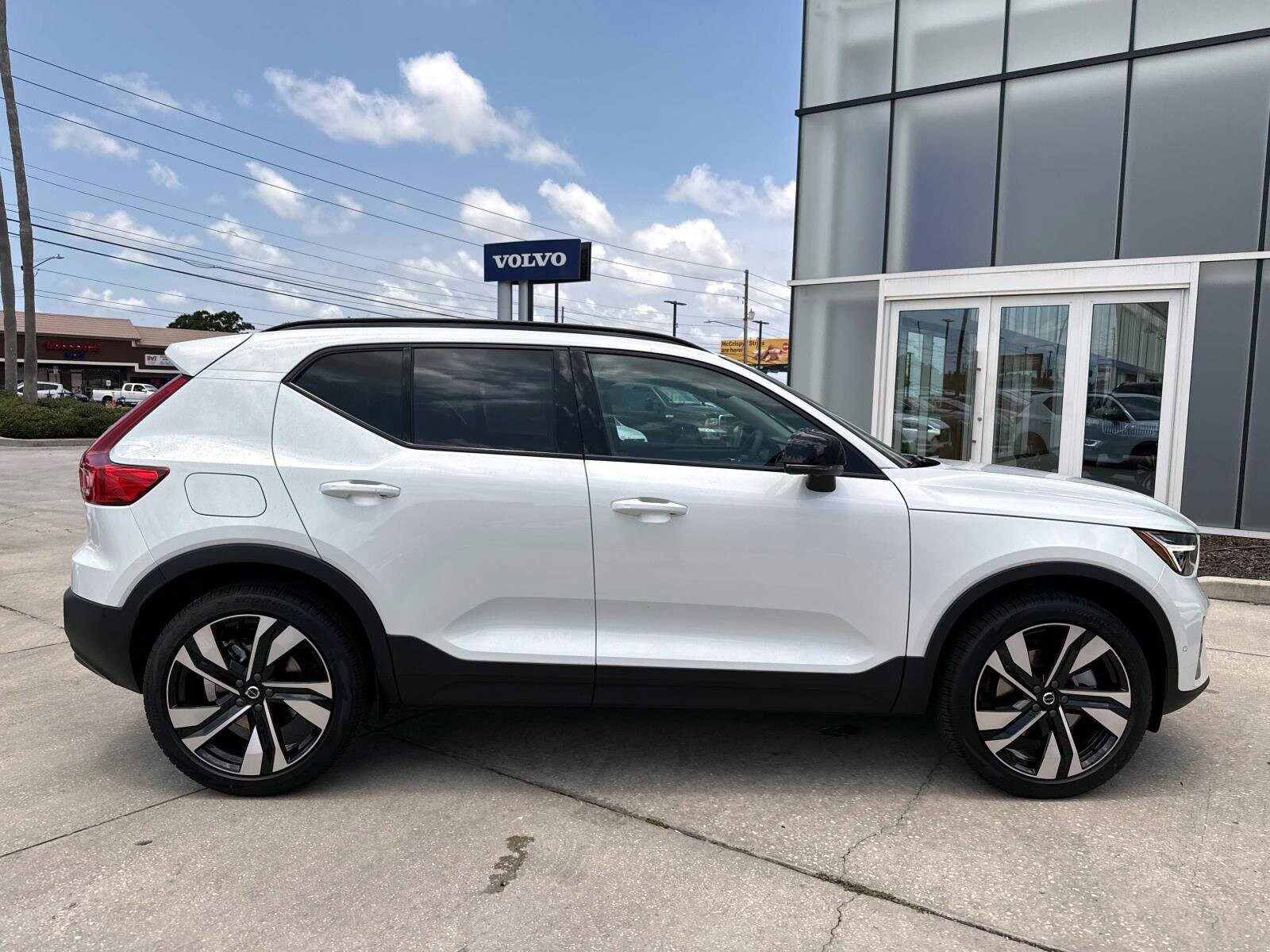 2025 Volvo XC40 Plus photo 3