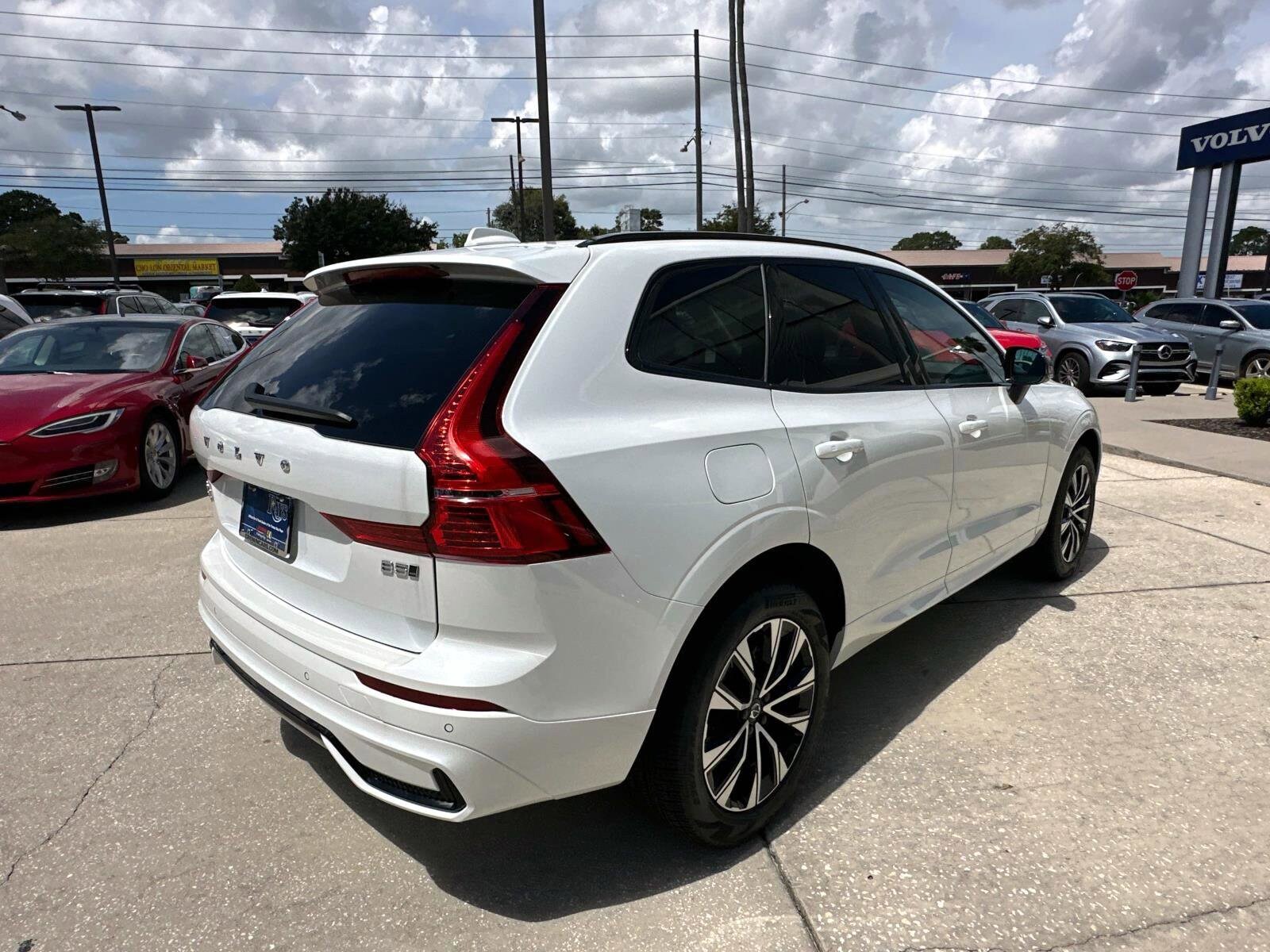 2025 Volvo XC60 B5 Core photo 3