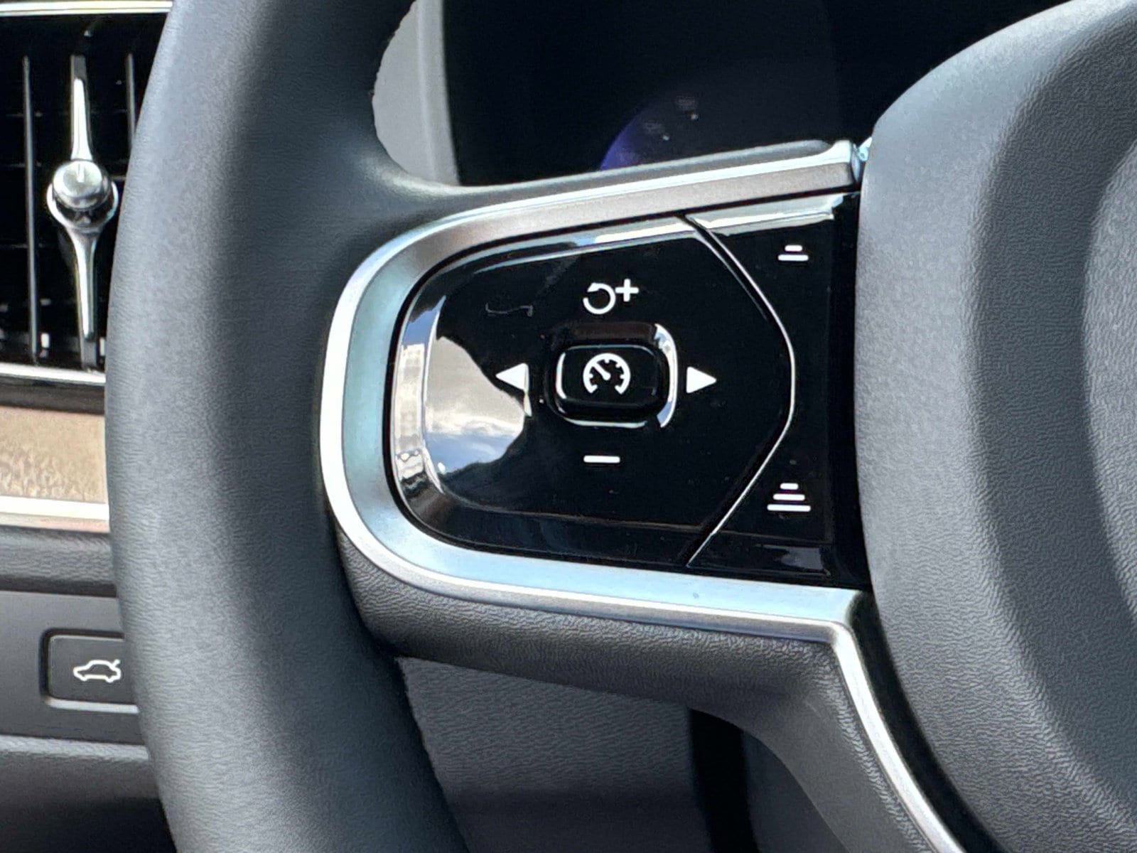 2026 Volvo XC60 Plus - Photo 30