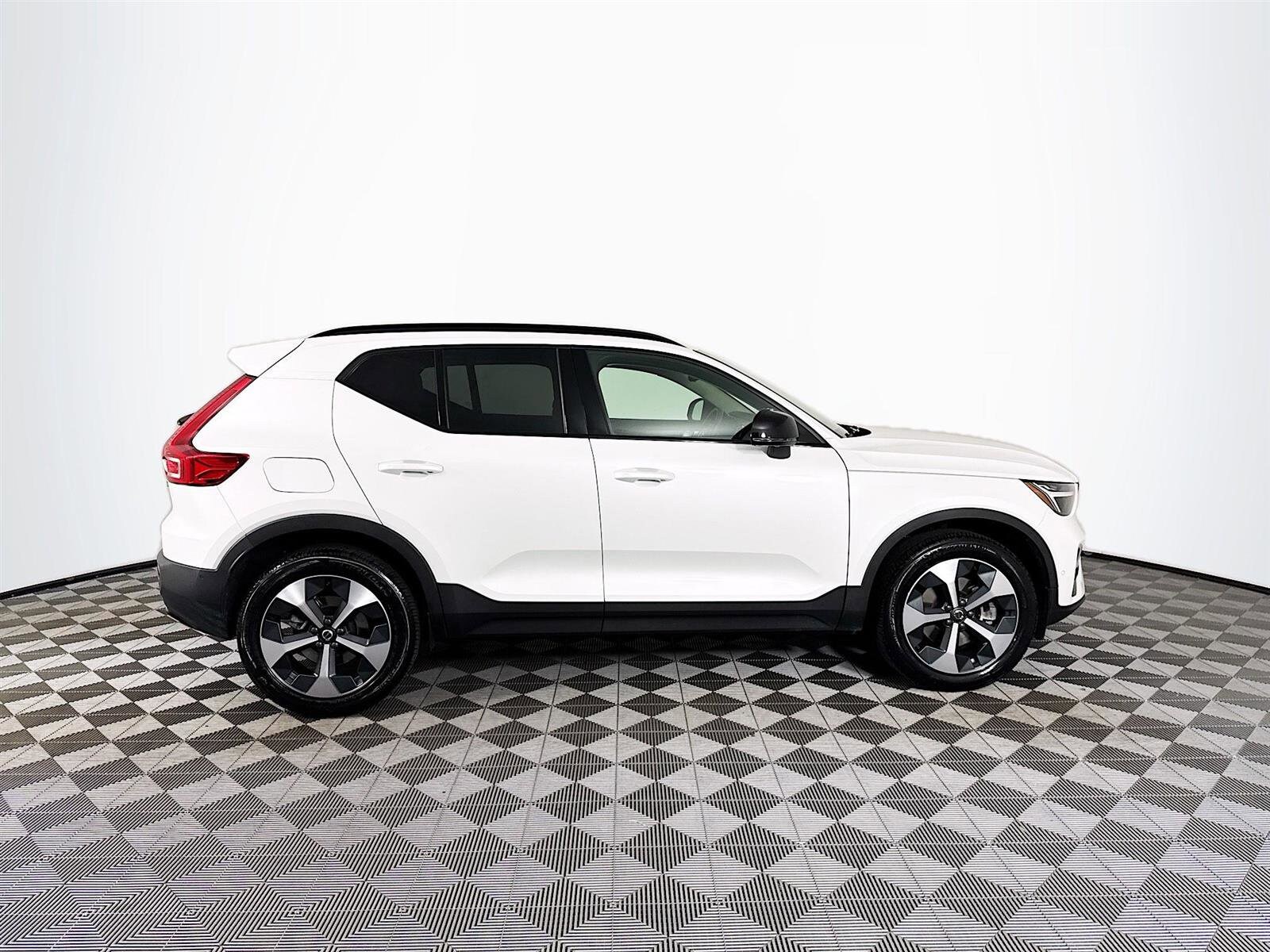 2024 Volvo XC40 Plus photo 4