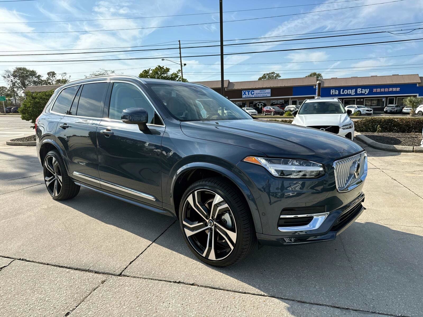 2025 Volvo XC90 B5 photo 2