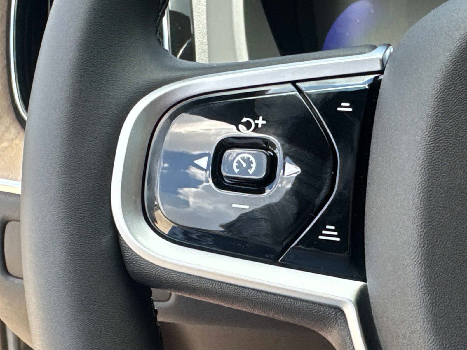 2026 Volvo XC60 Plus - Photo 32