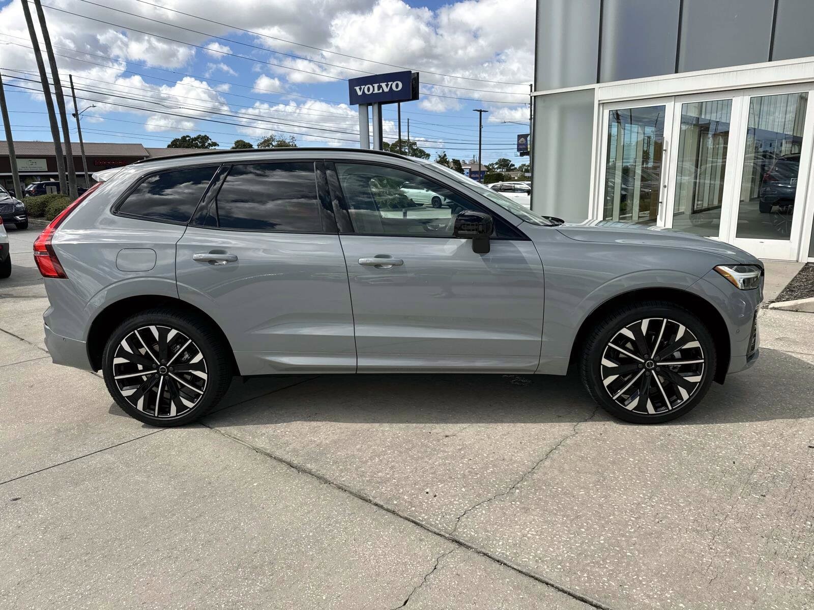 2026 Volvo XC60 B5 photo 2