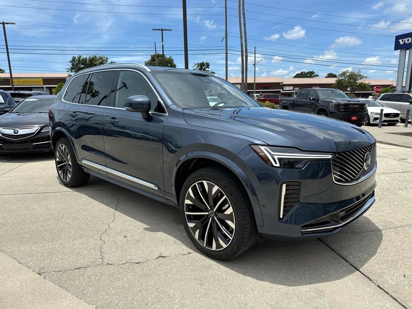 2026 Volvo XC90 Plus photo 2