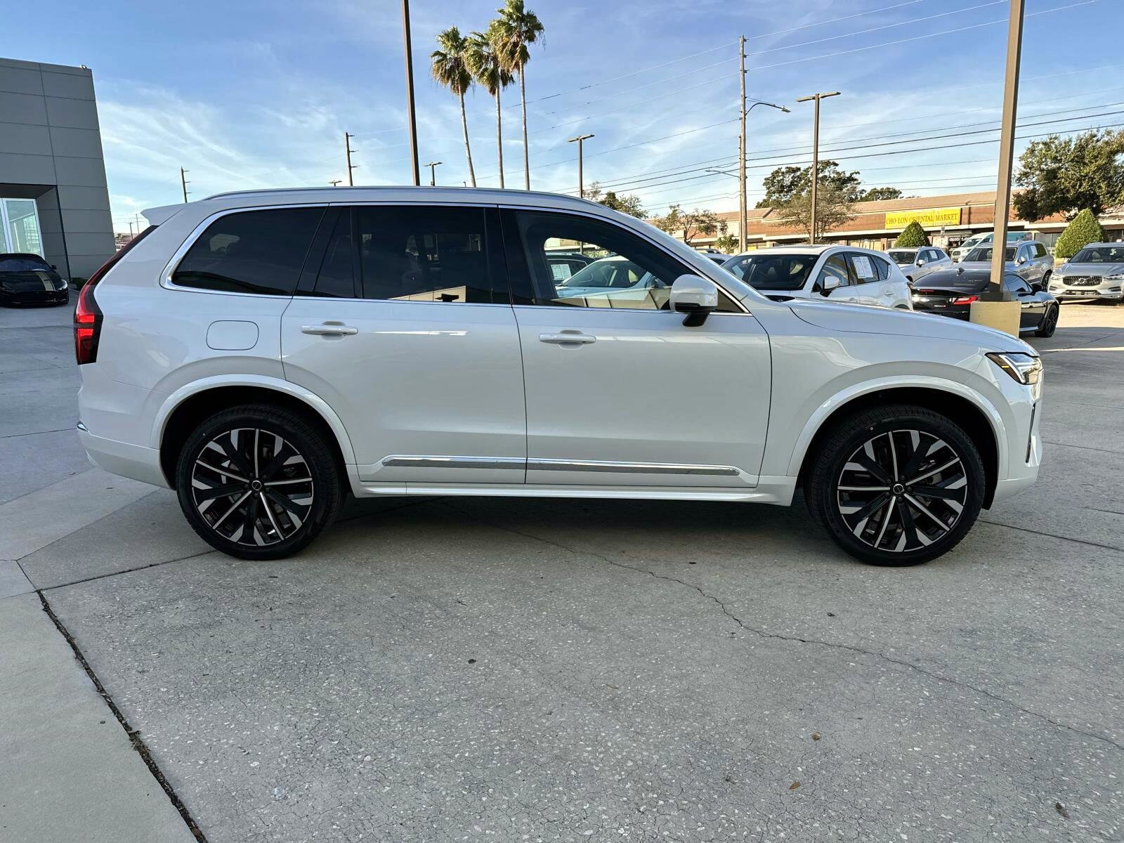 2026 Volvo XC90 T8 Core photo 3