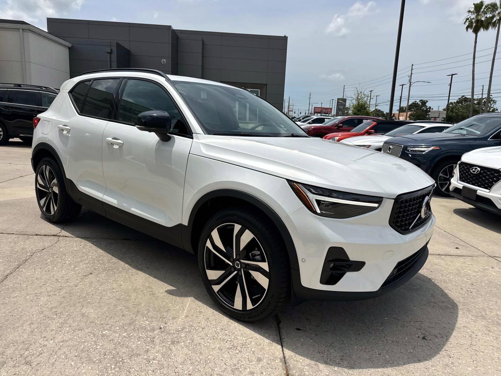 2025 Volvo XC40 photo 2