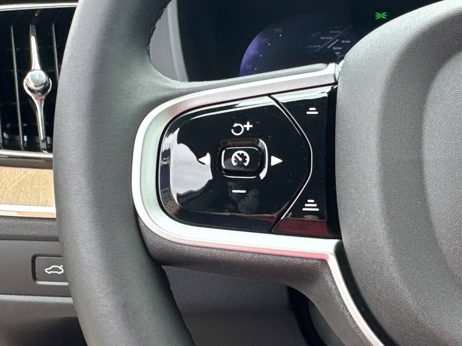 2026 Volvo XC60 Plus - Photo 31