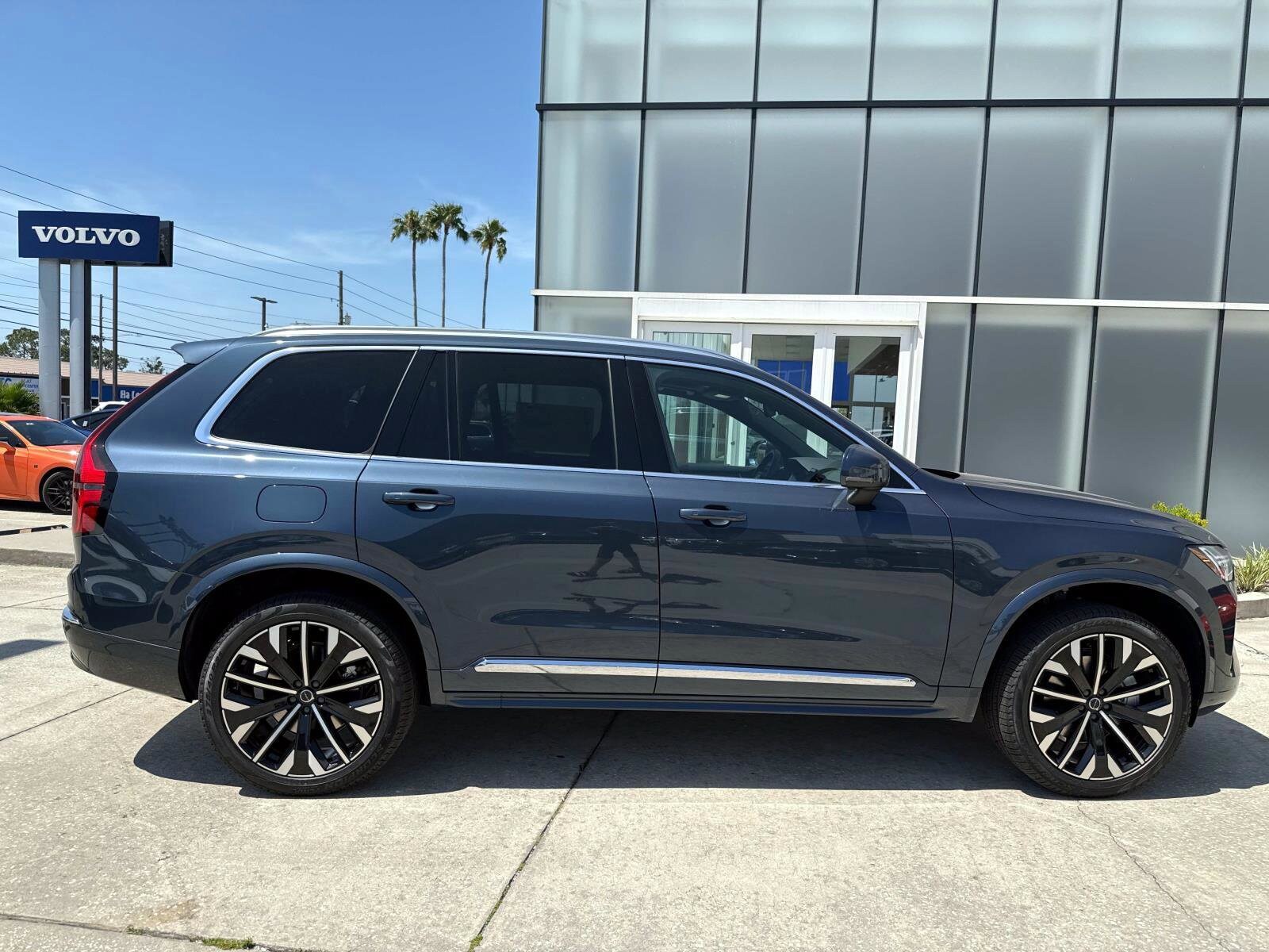 2025 Volvo XC90 B5 Core photo 3