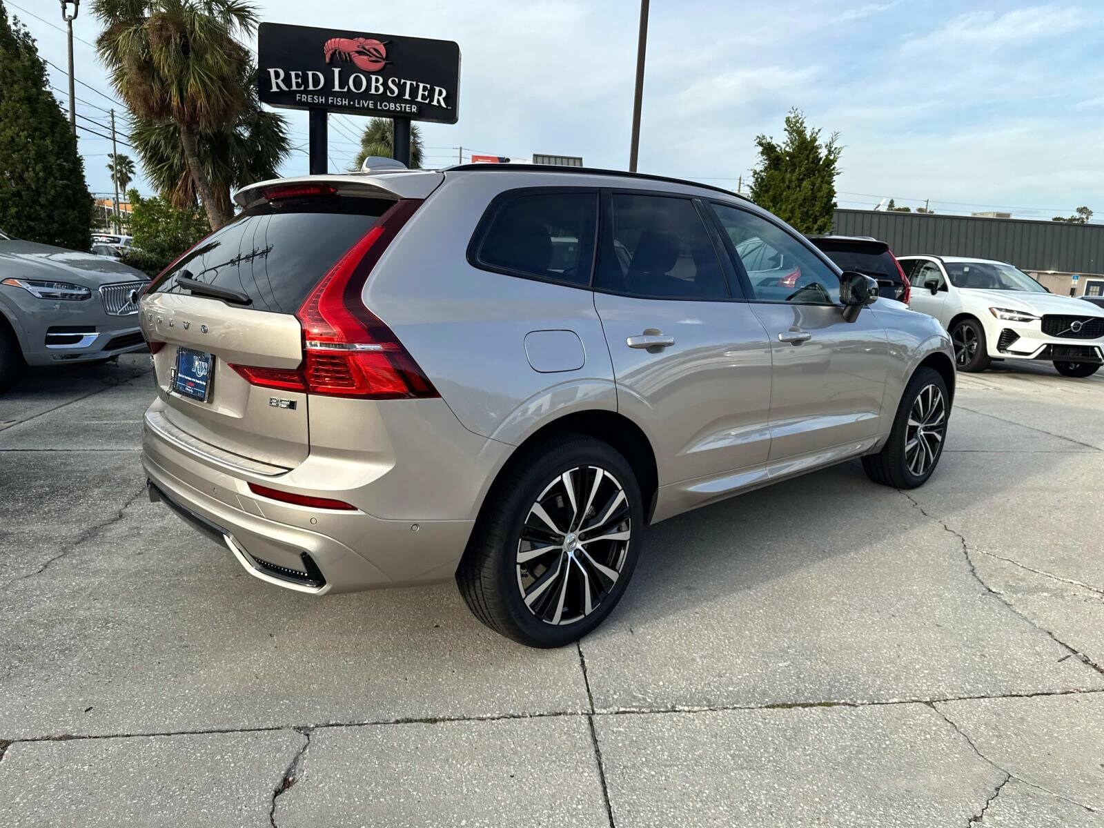 2025 Volvo XC60 B5 Plus photo 4