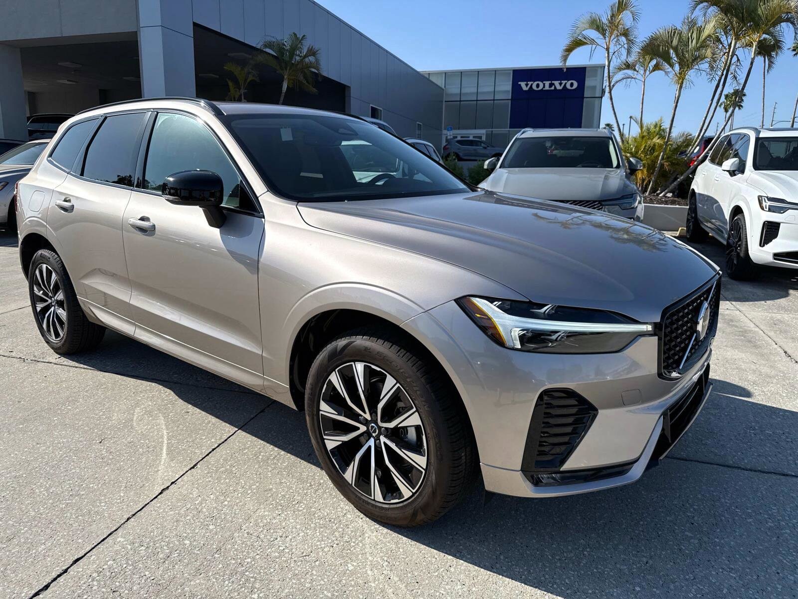 2025 Volvo XC60 B5 Core photo 2