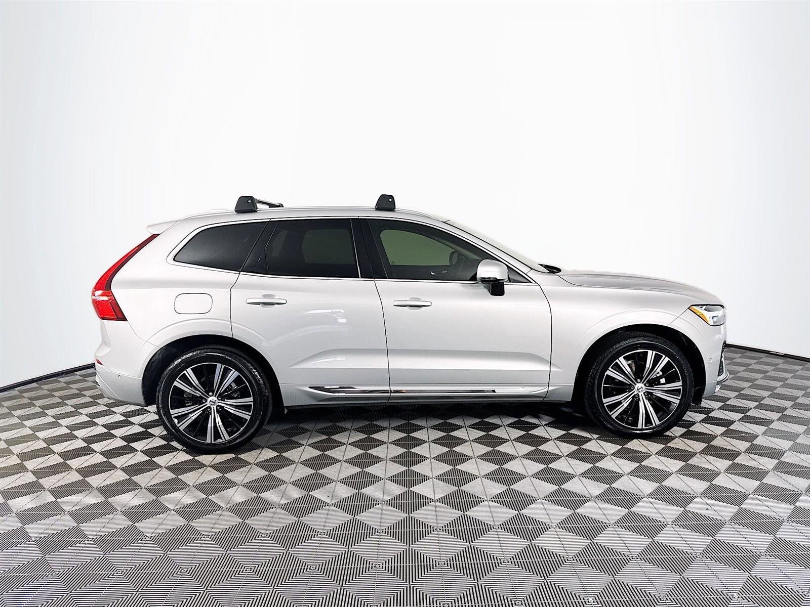 2023 Volvo XC60 B5 Plus photo 4