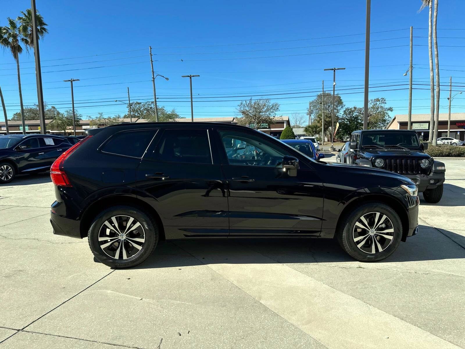 2025 Volvo XC60 B5 Core photo 2