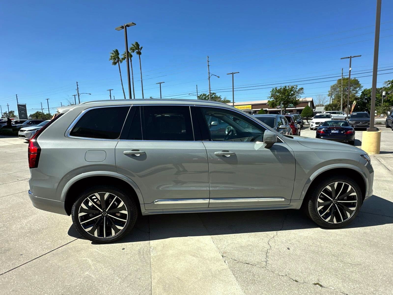 2025 Volvo XC90 Core photo 2