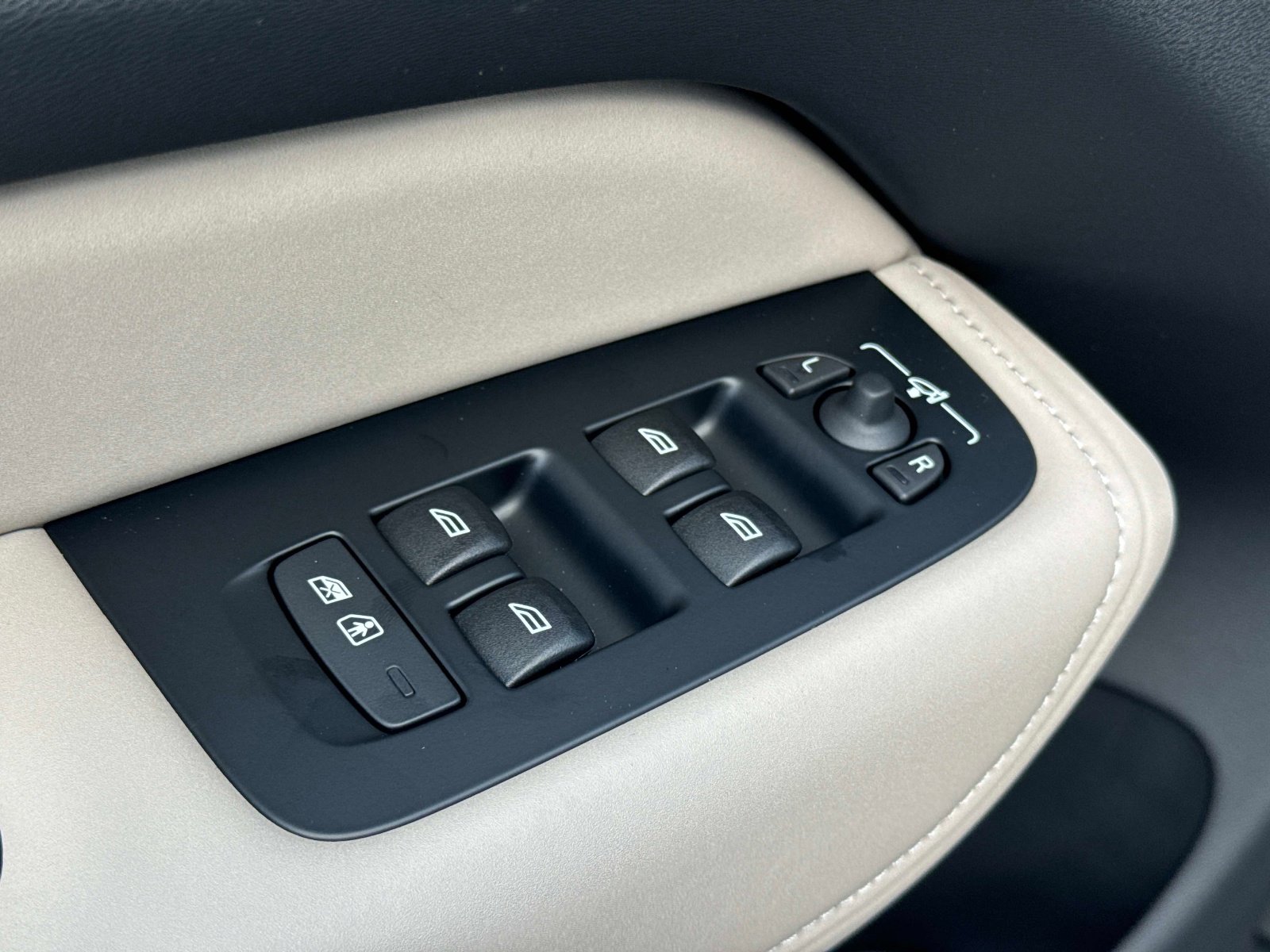 2026 Volvo XC60 Plus - Photo 15