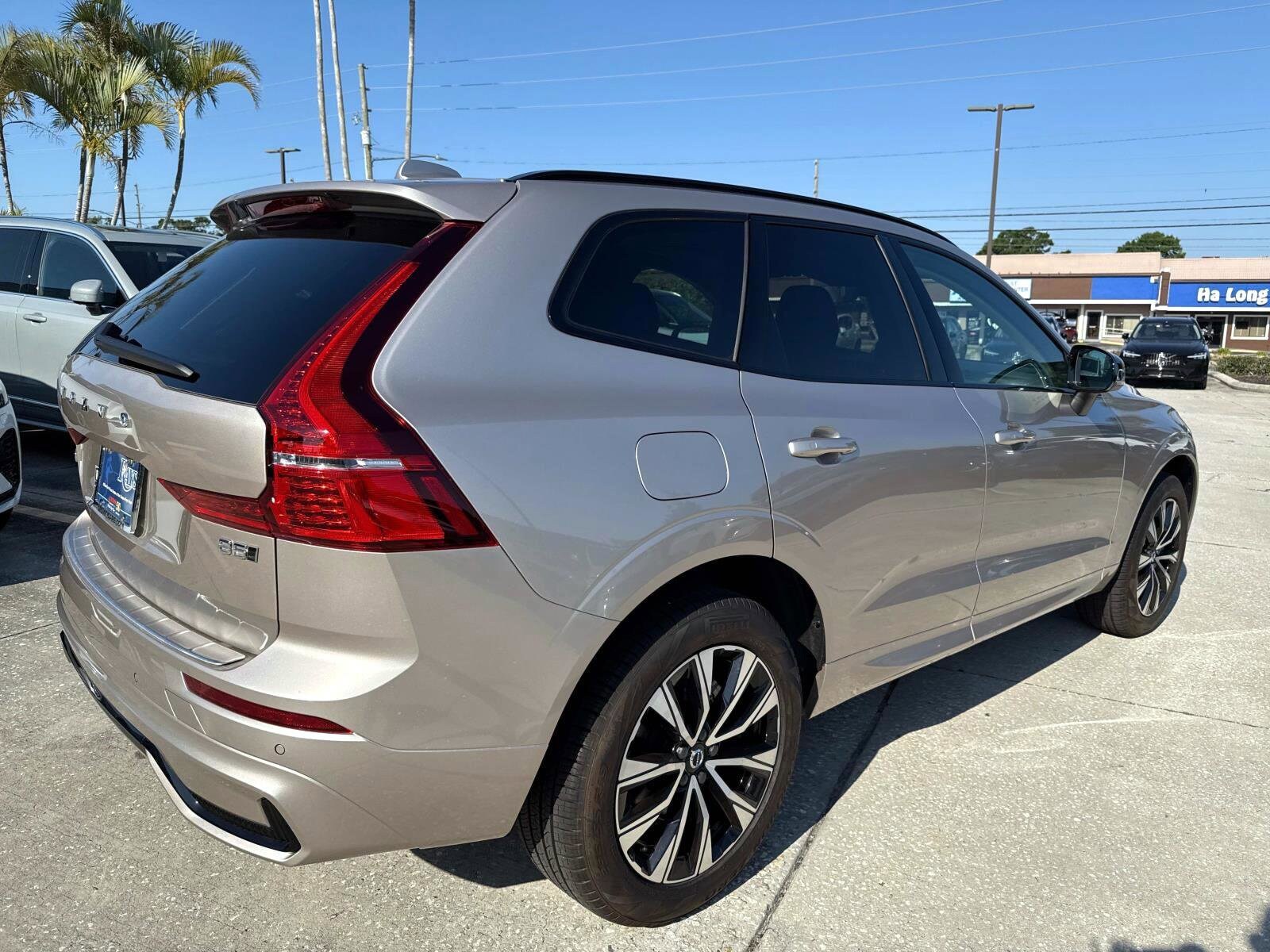 2025 Volvo XC60 B5 Core photo 4