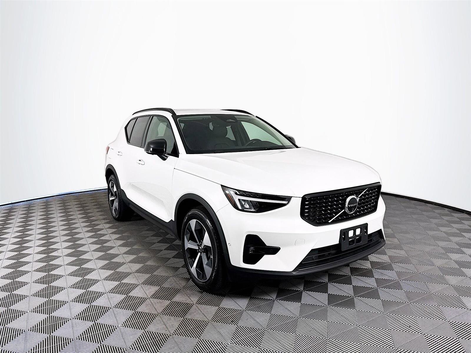 2024 Volvo XC40 Plus photo 3