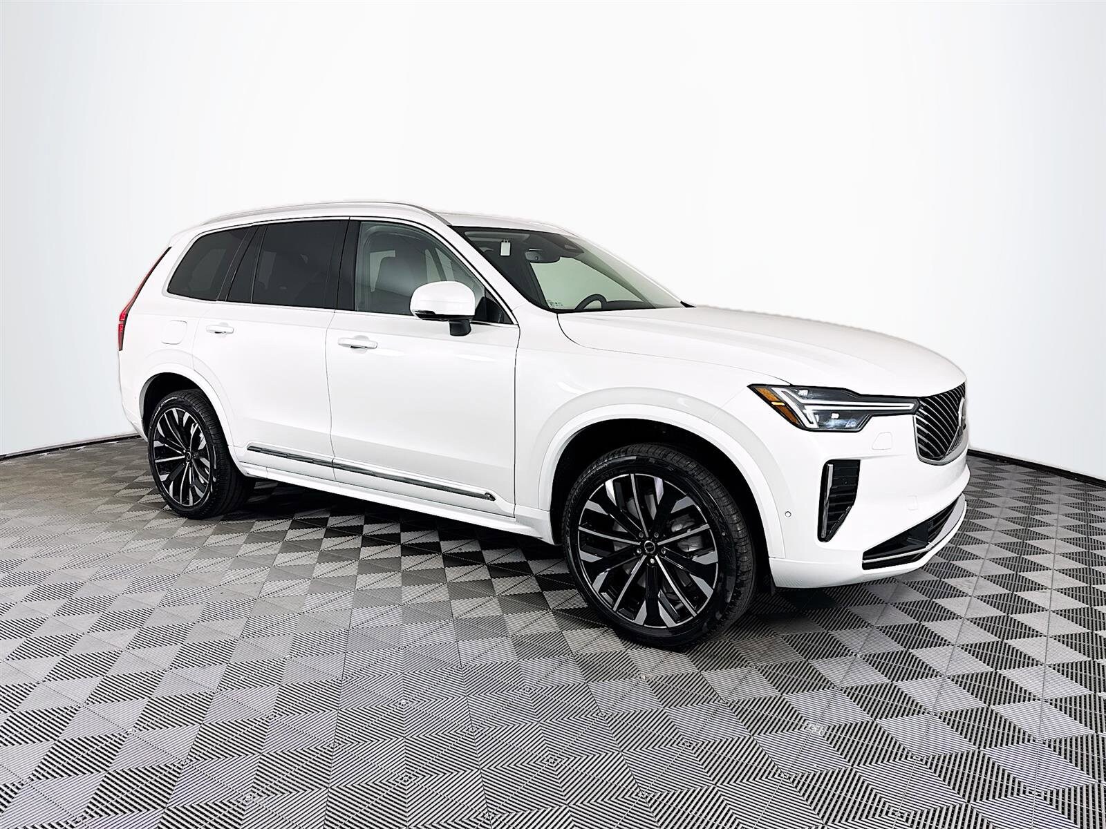 2025 Volvo XC90 B5 Plus photo 3