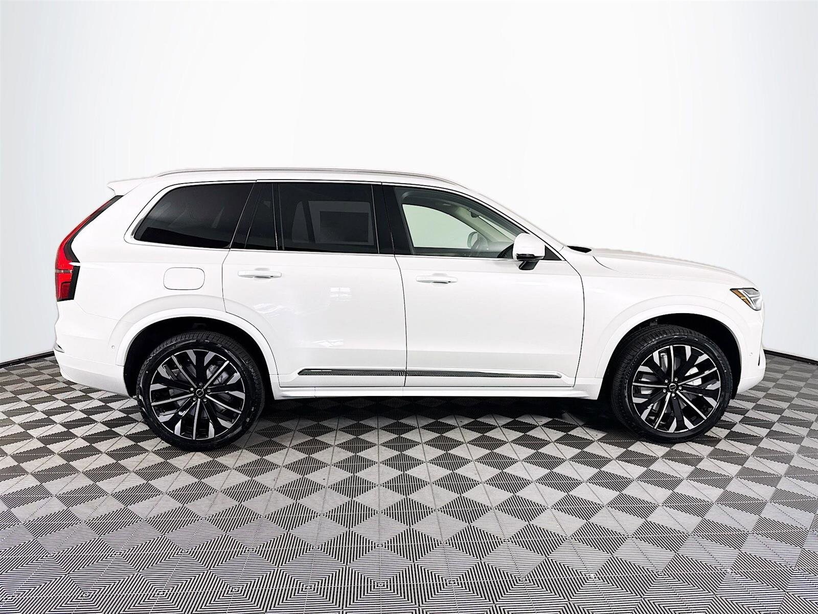 2025 Volvo XC90 B5 Plus photo 4
