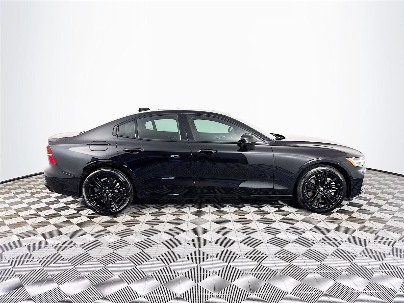 2024 Volvo S60 Recharge Ultimate Black Edition photo 4