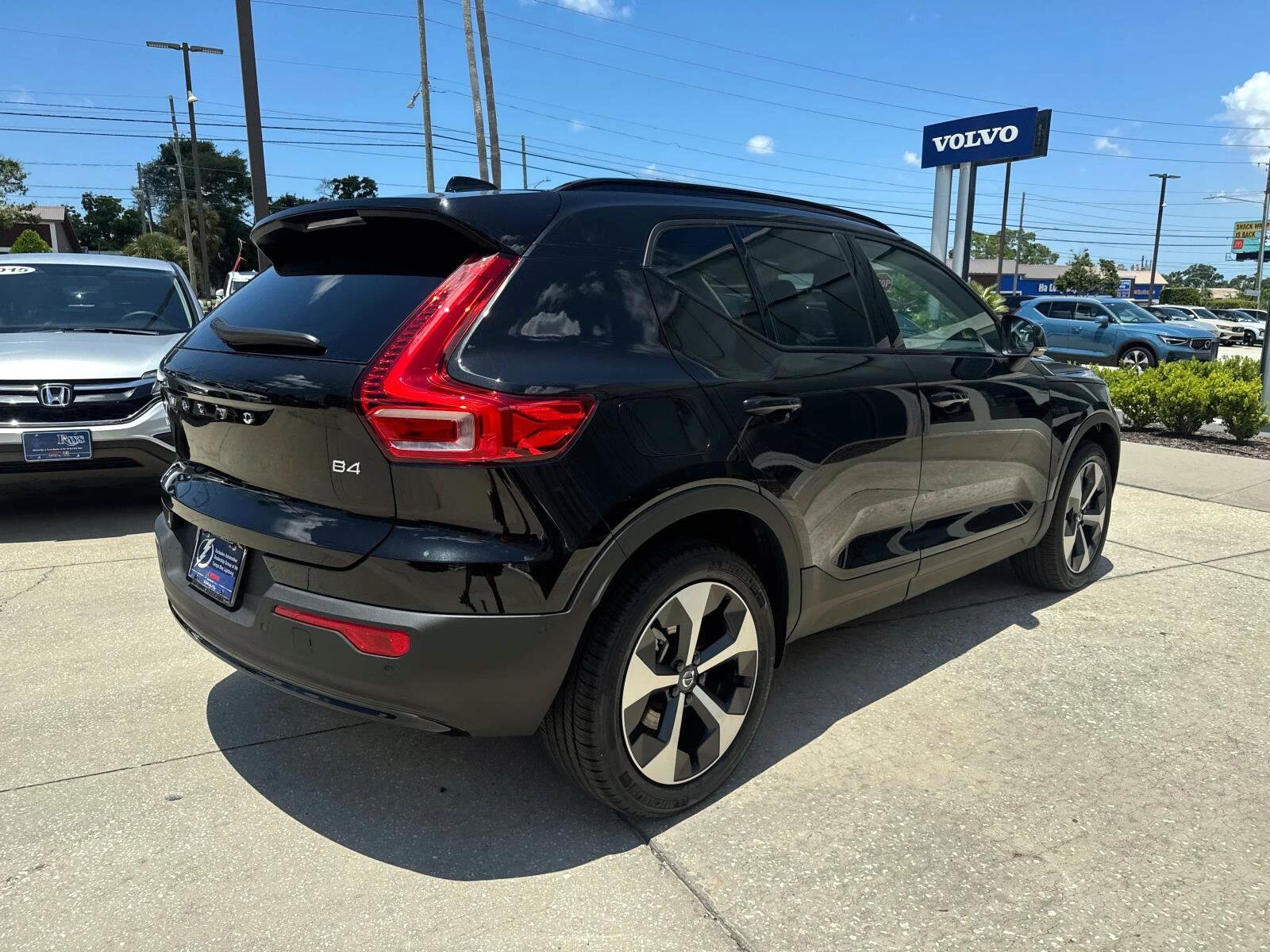 2026 Volvo XC40 Plus photo 3