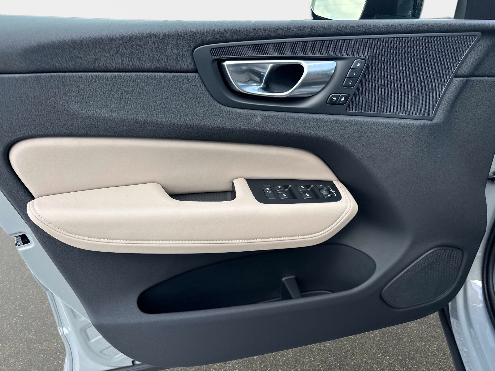 2026 Volvo XC60 Plus - Photo 14