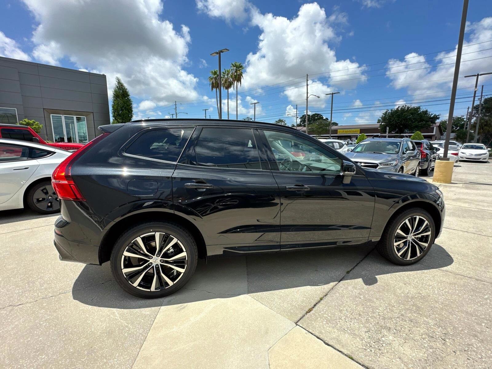 2025 Volvo XC60 B5 Plus photo 2