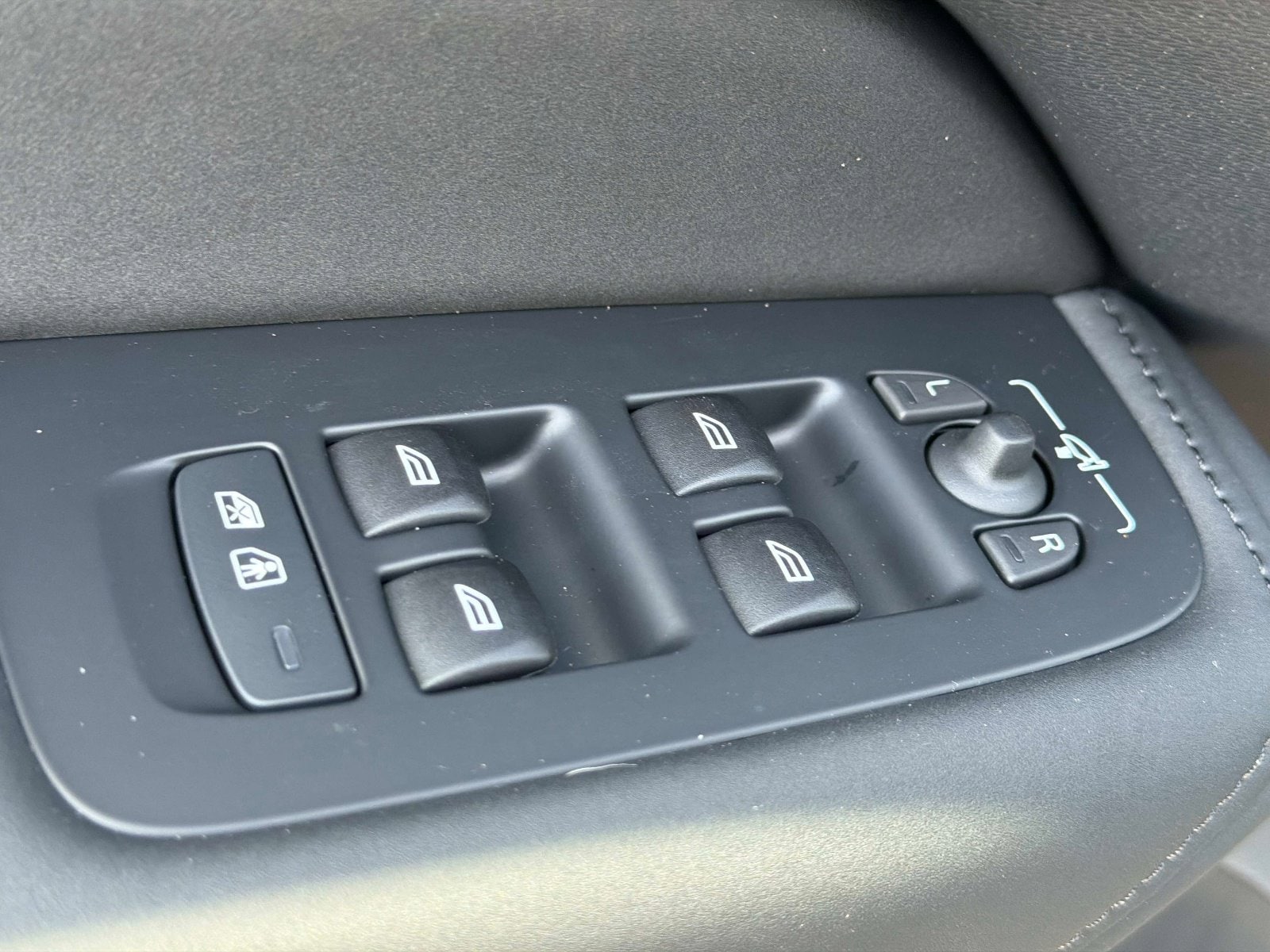 2026 Volvo XC60 Plus - Photo 14