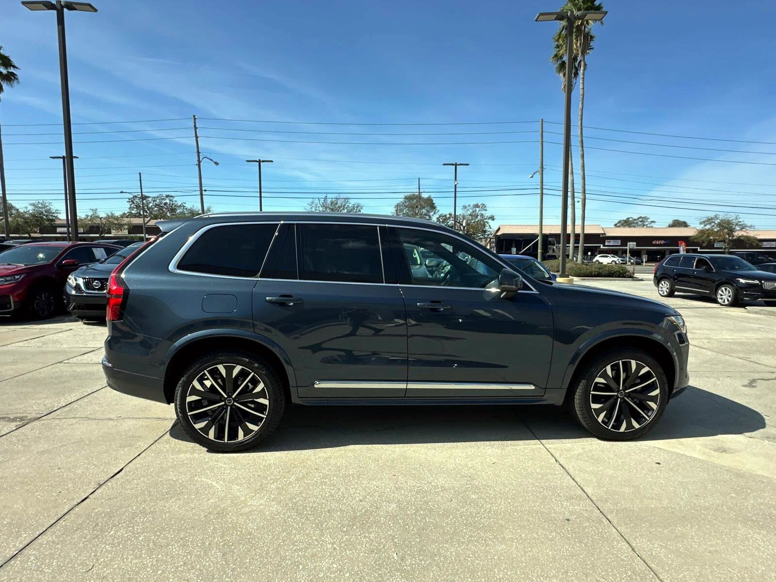 2025 Volvo XC90 B5 Plus photo 2