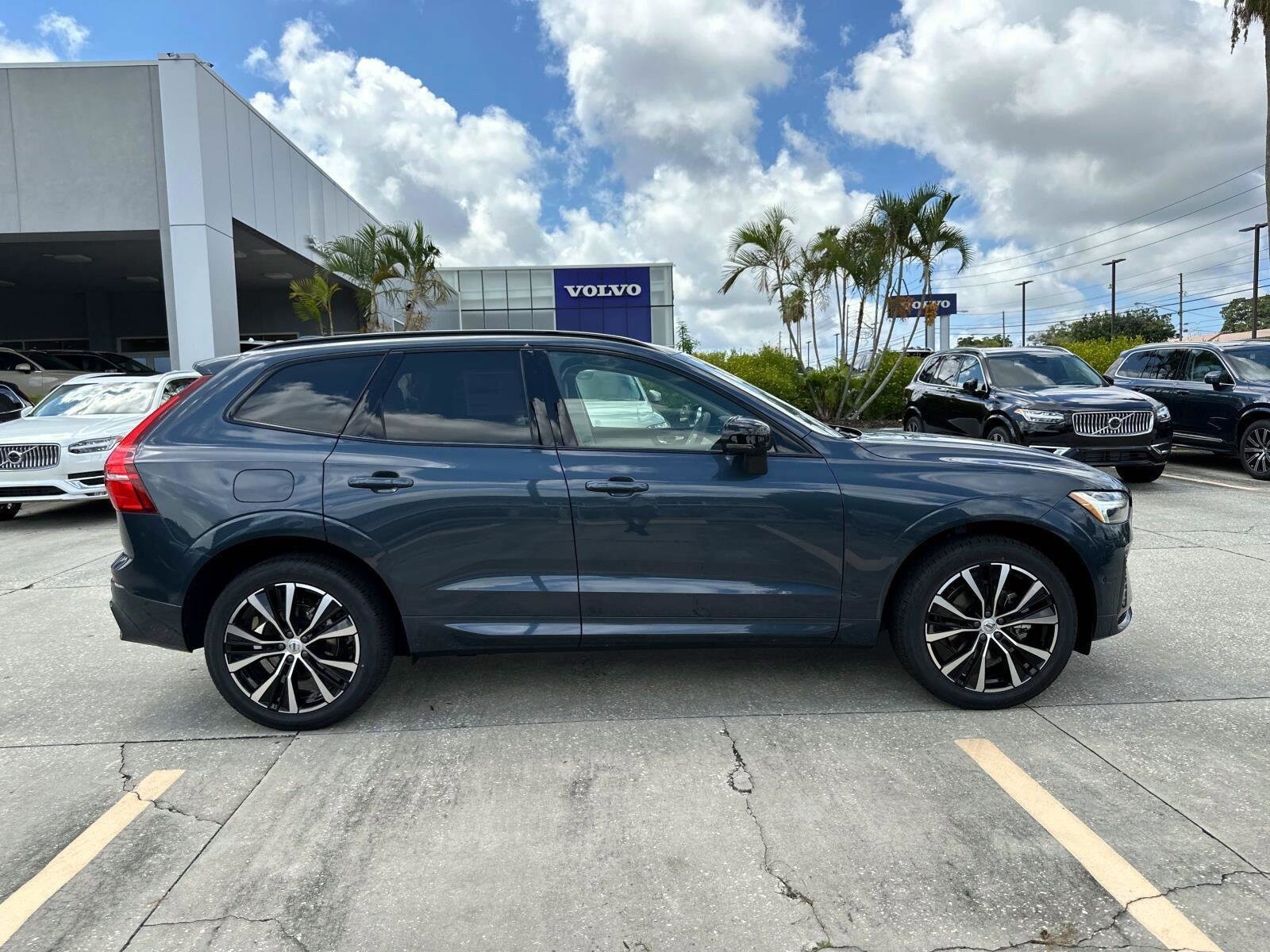 2025 Volvo XC60 B5 Plus photo 2