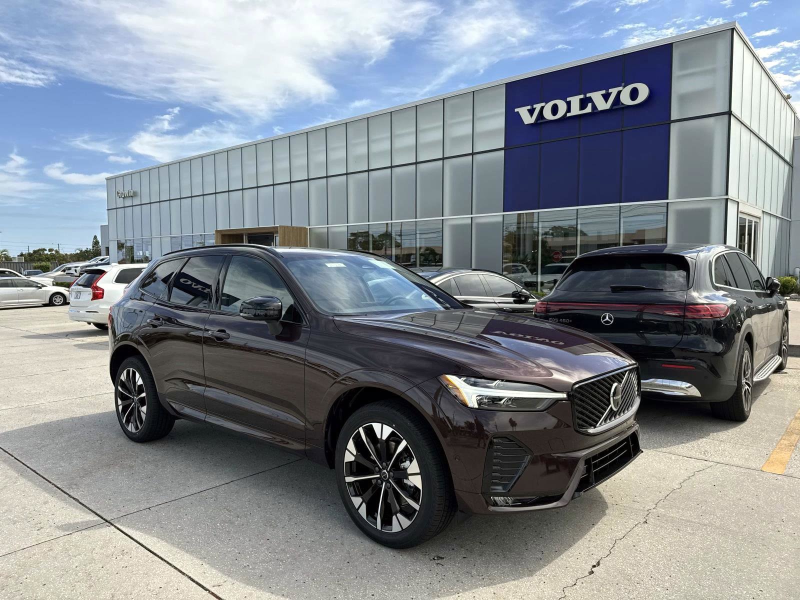 2026 Volvo XC60 Plus's photo