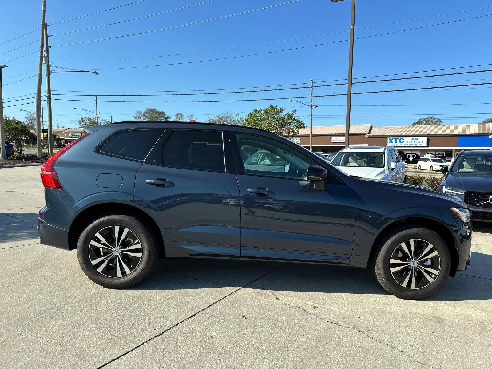 2025 Volvo XC60 B5 Core photo 3