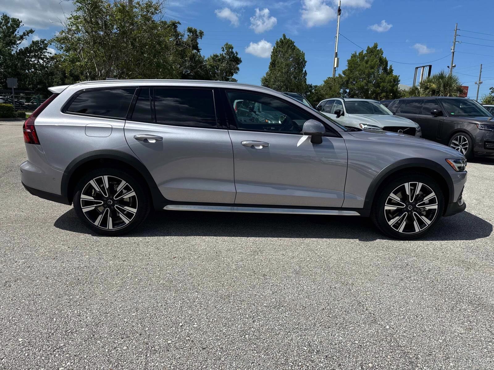 2026 Volvo V60 Cross Country B5 photo 2