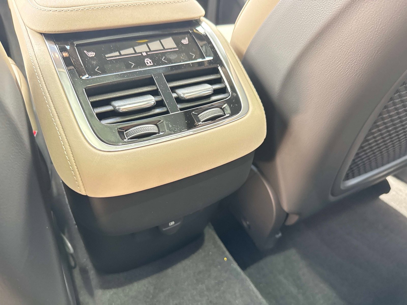 2026 Volvo XC90 Plus - Photo 14