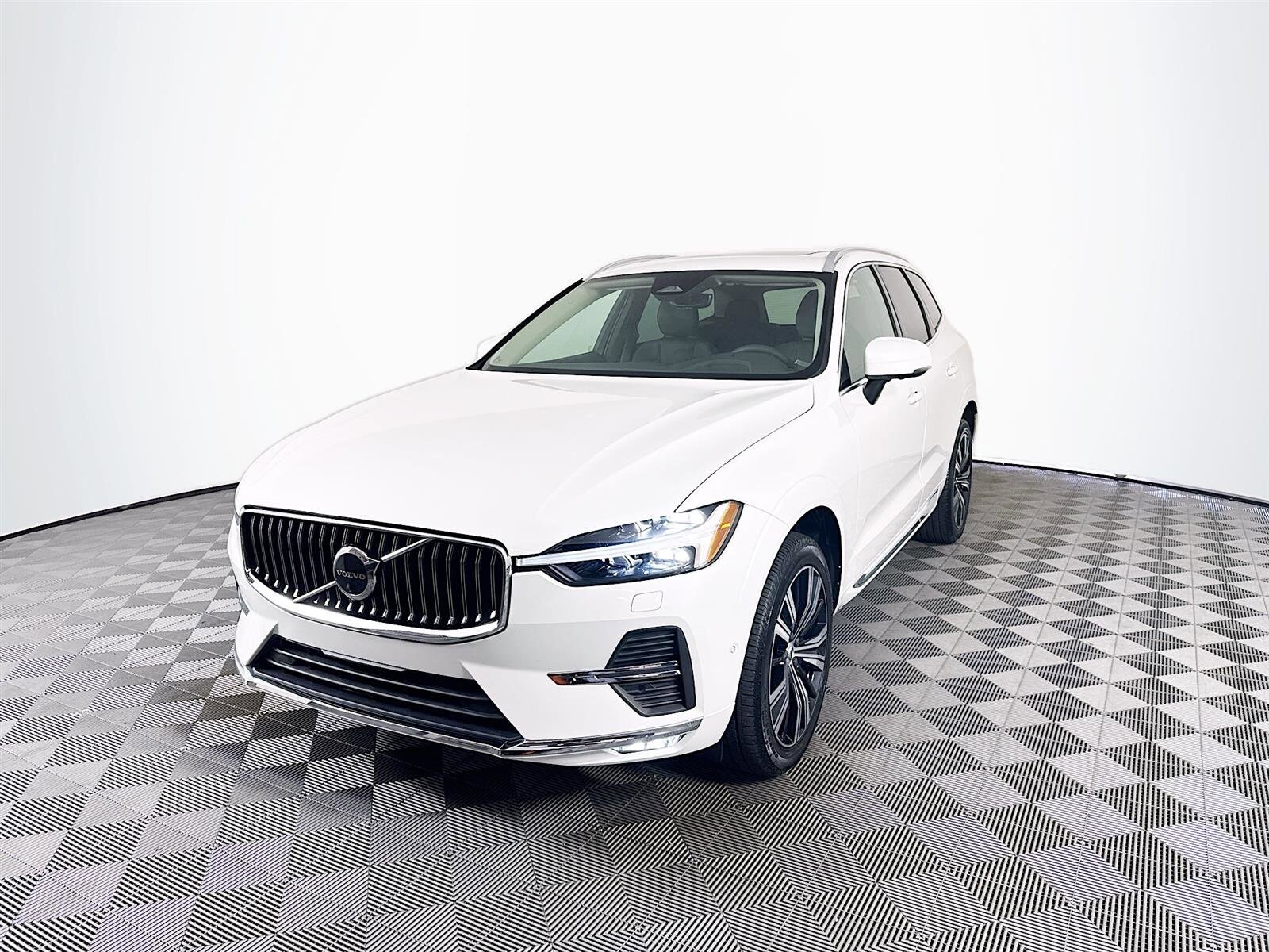 2023 Volvo XC60 B5 Plus photo 3