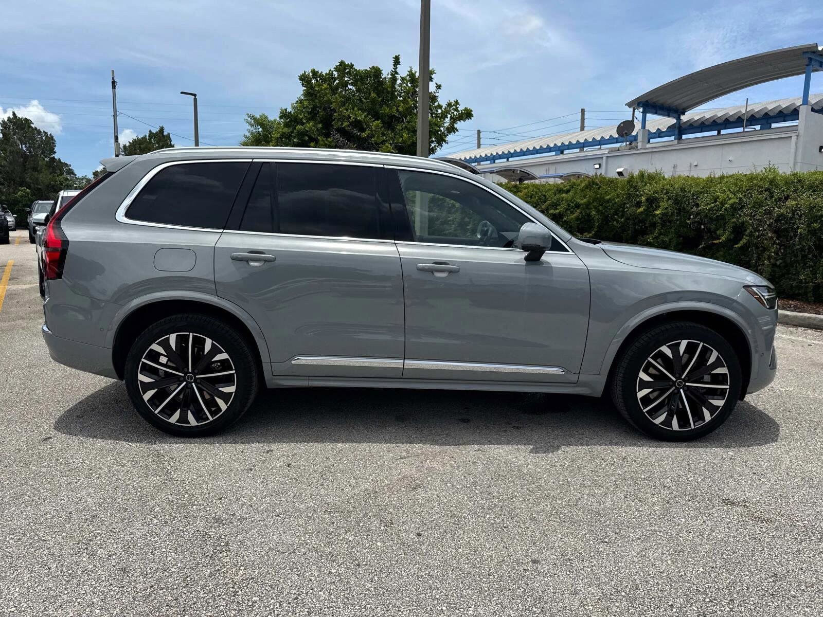 2026 Volvo XC90 T8 Plus photo 2