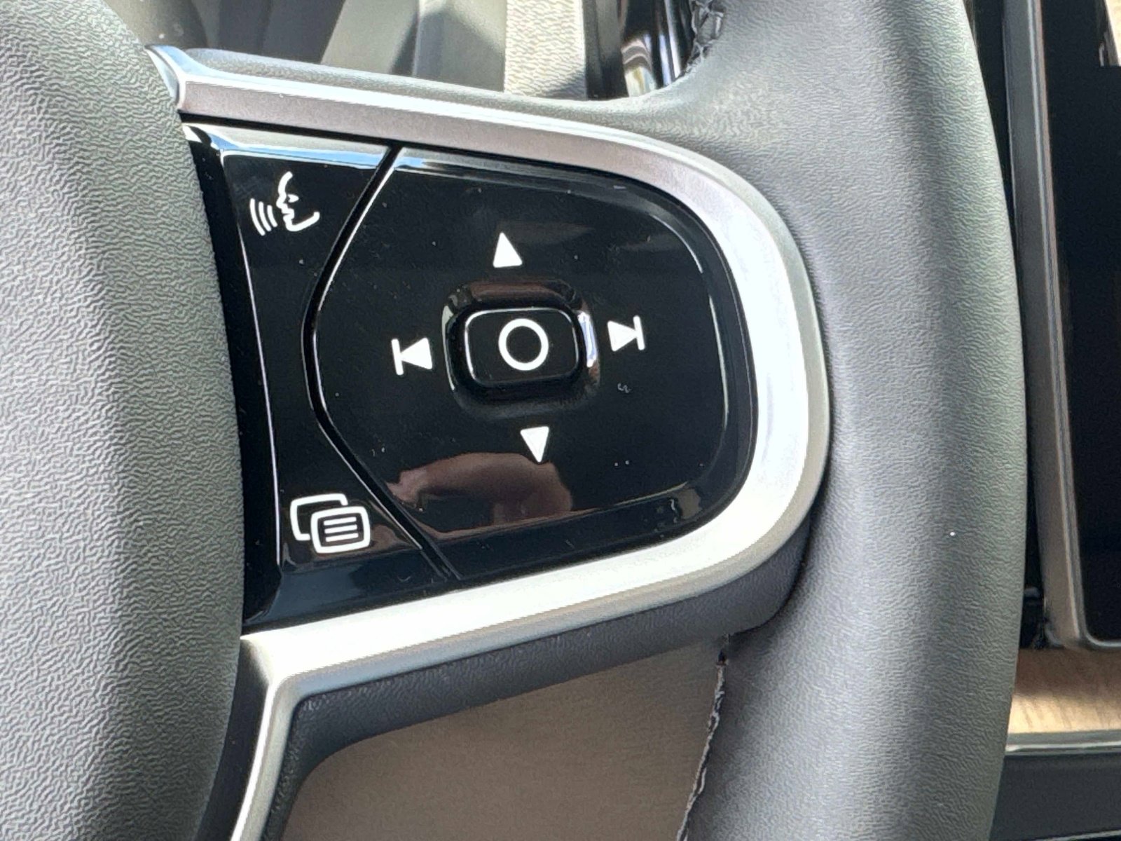 2026 Volvo XC60 Plus - Photo 31