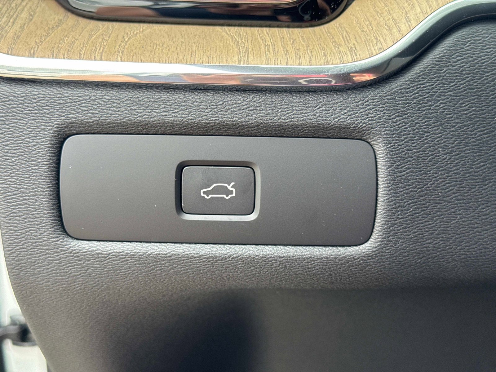 2026 Volvo XC60 Plus - Photo 33