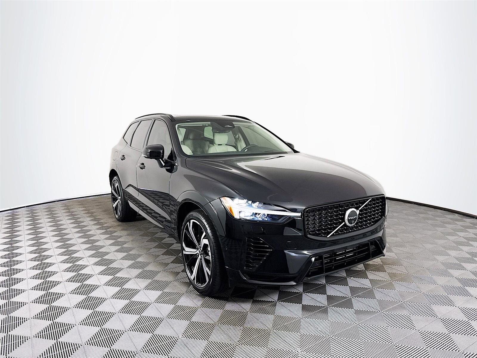 2025 Volvo XC60 Hybrid T8 photo 3