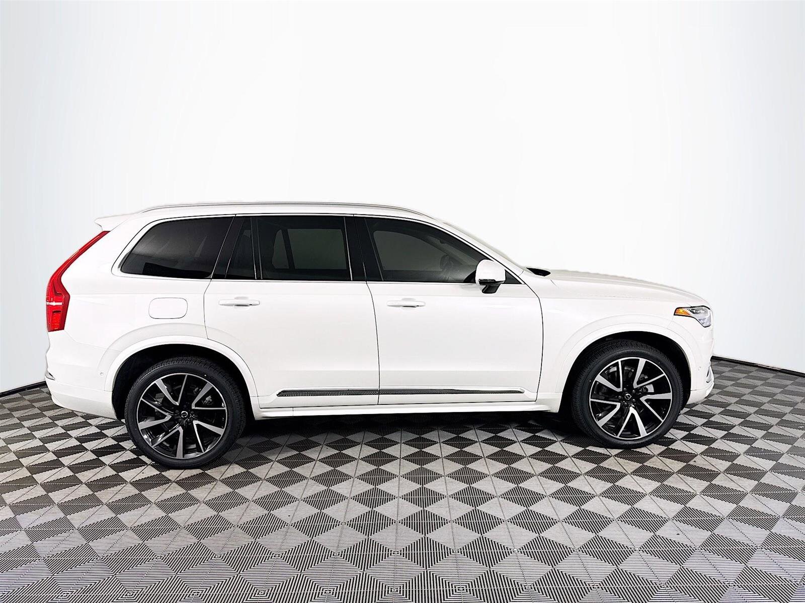 2023 Volvo XC90 B5 AWD Plus photo 2