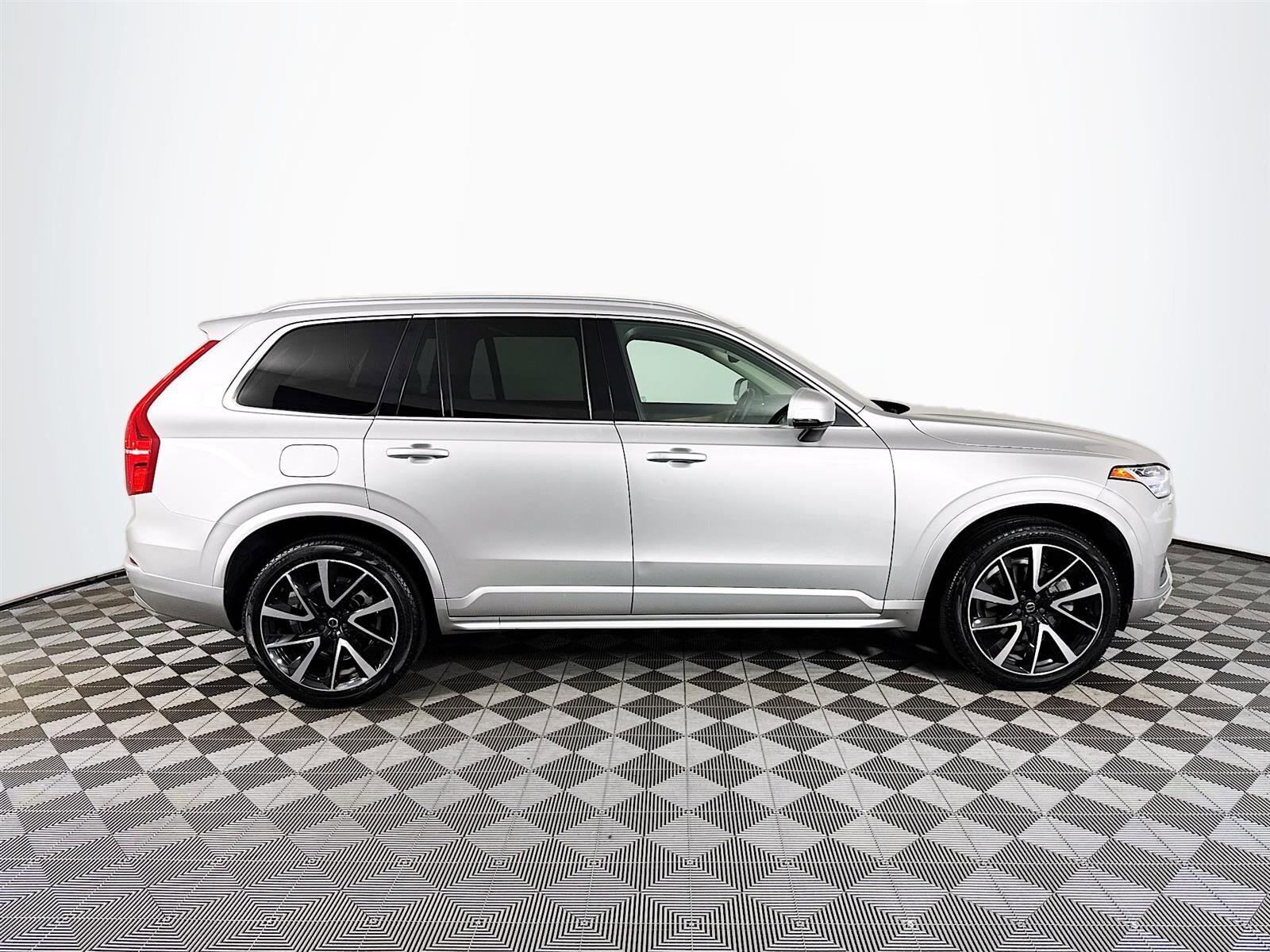 2022 Volvo XC90 T6 AWD Momentum photo 4