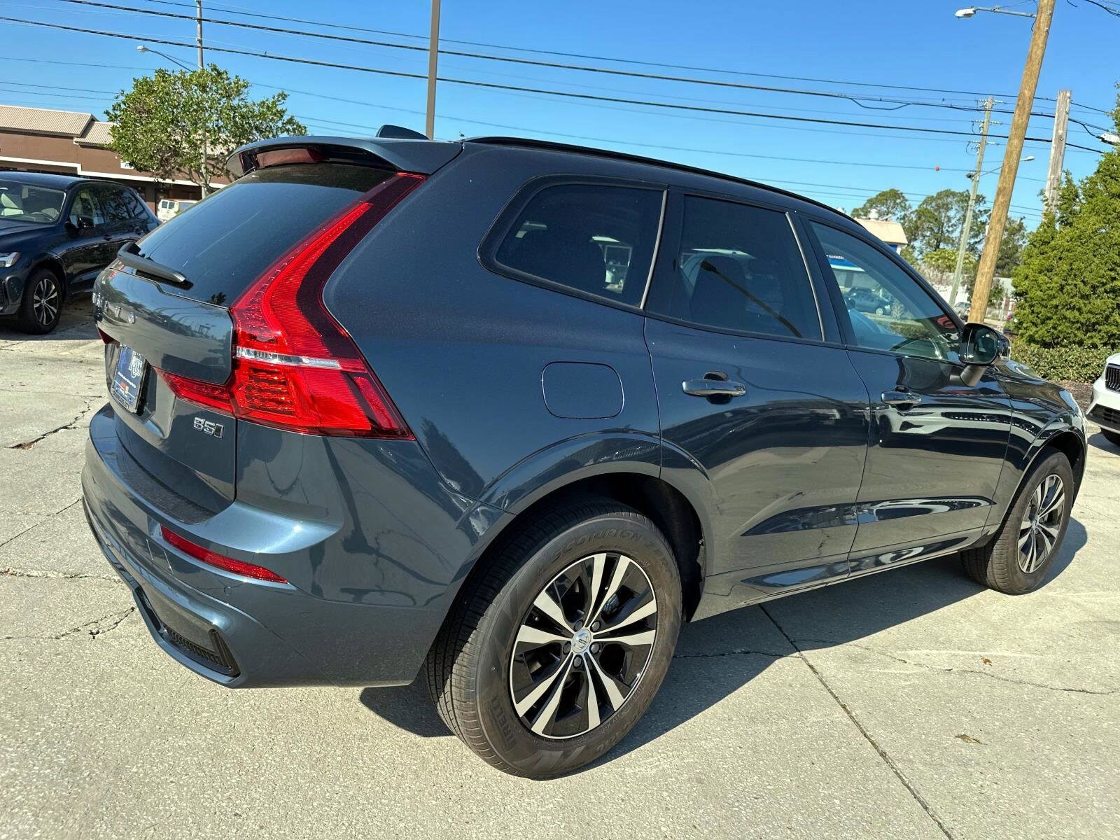 2025 Volvo XC60 B5 Core photo 4