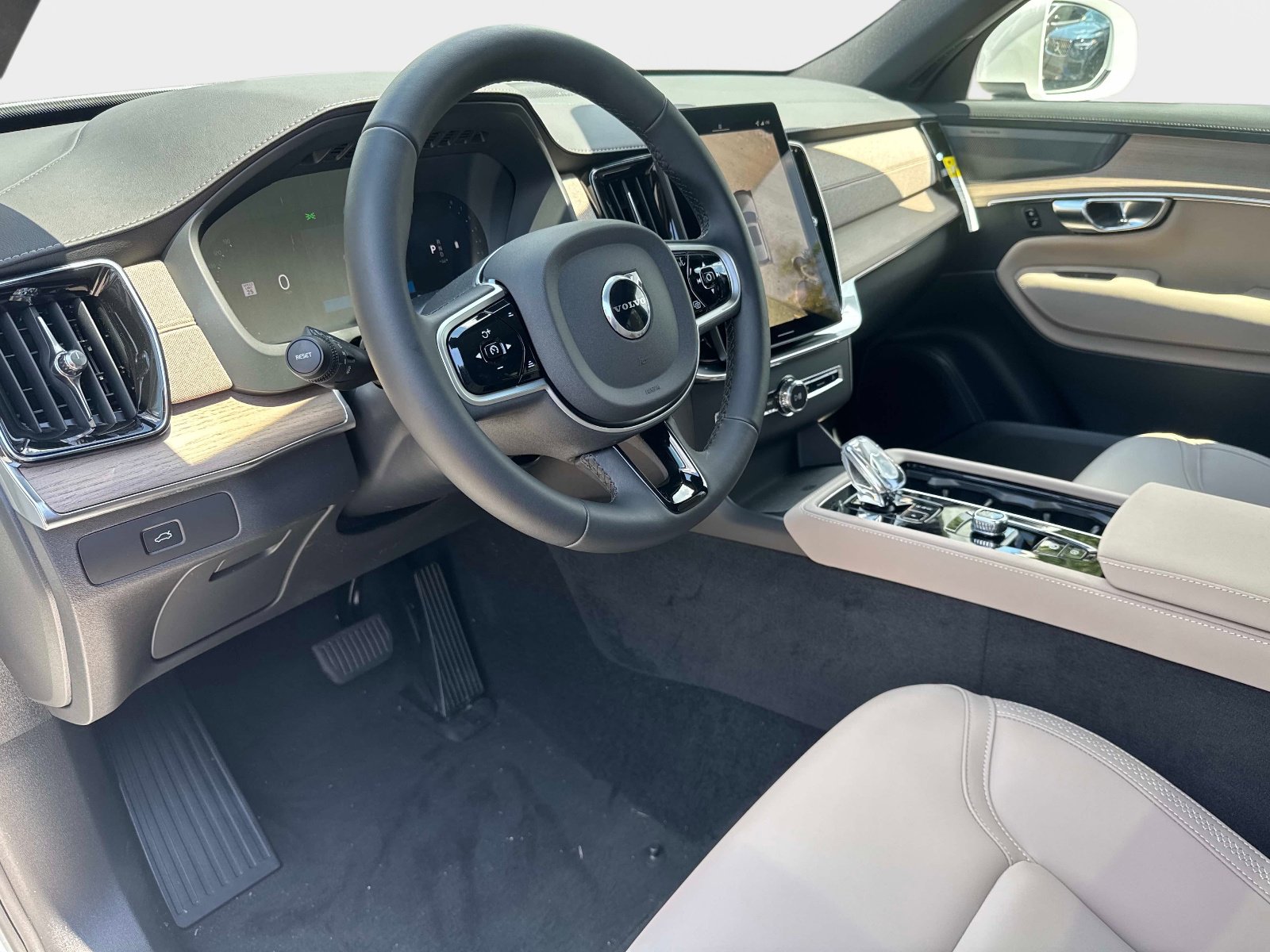 2026 Volvo XC90 Plus - Photo 21
