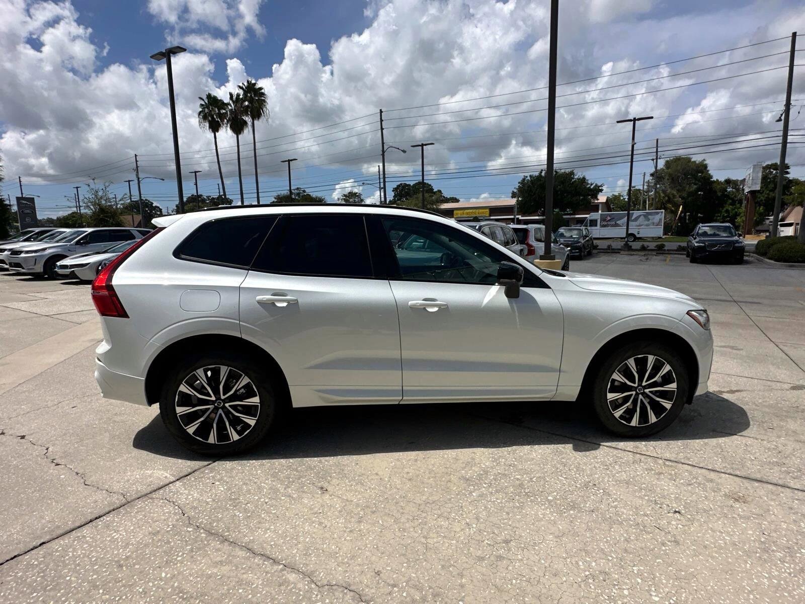 2025 Volvo XC60 B5 Core photo 2