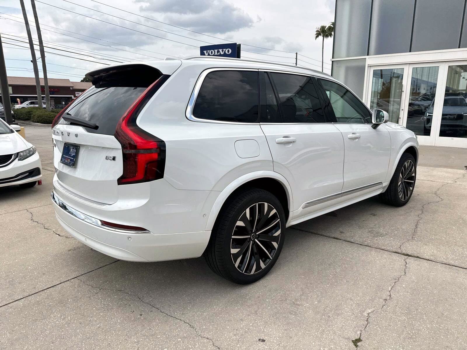 2025 Volvo XC90 B5 Plus photo 4