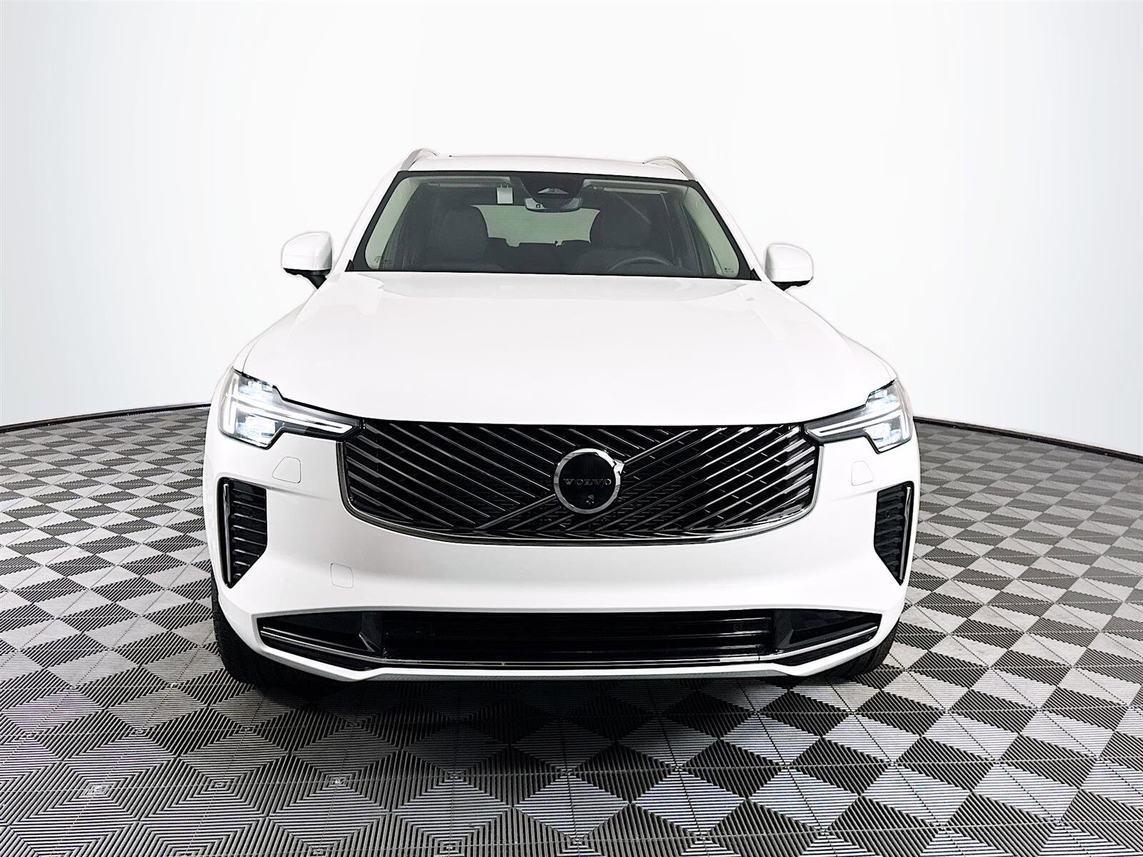 2025 Volvo XC90 B5 Plus photo 2