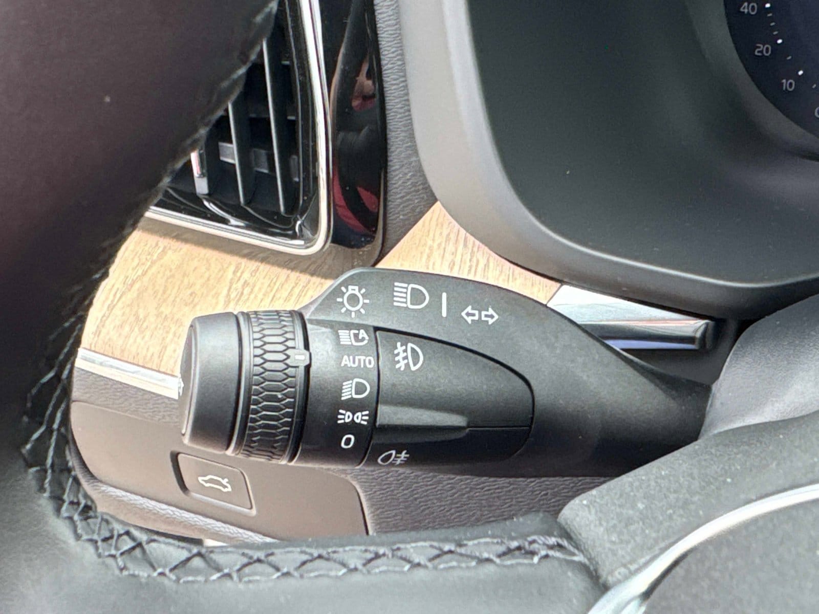2026 Volvo XC60 Plus - Photo 32