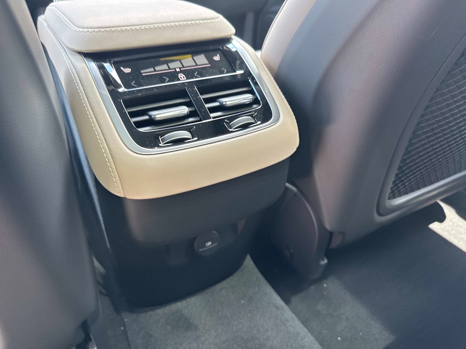 2026 Volvo XC90 Plus - Photo 14