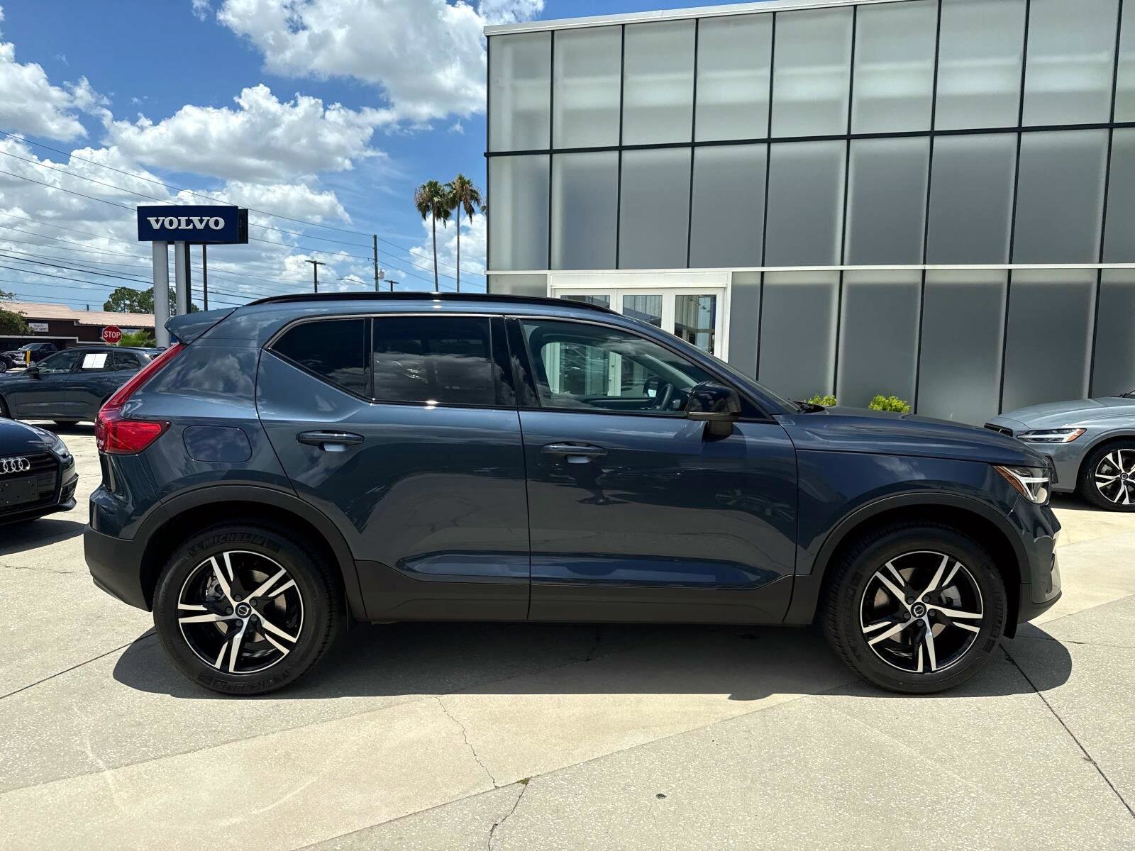 2026 Volvo XC40 Core photo 2